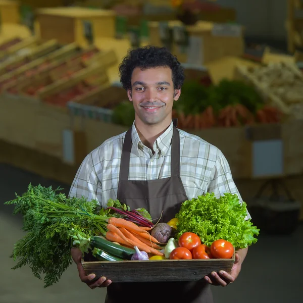 Retrato del empleado de la tienda de comestibles que trabaja en la tienda de supermercados —  Fotos de Stock