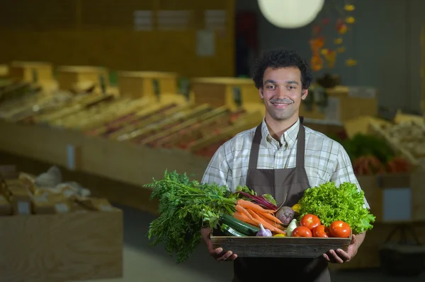 Retrato del empleado de la tienda de comestibles que trabaja en la tienda de supermercados —  Fotos de Stock