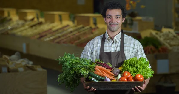 Retrato del empleado de la tienda de comestibles que trabaja en la tienda de supermercados — Foto de Stock