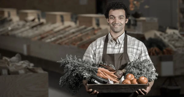 Portret van supermarkt klerk werken in supermarkt winkel — Stockfoto