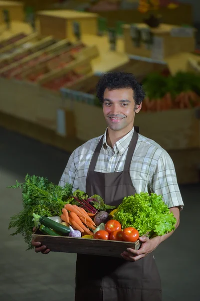 Portret van supermarkt klerk werken in supermarkt winkel — Stockfoto