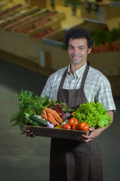 Retrato de funcionário de mercearia trabalhando em loja de supermercado — Fotografia de Stock