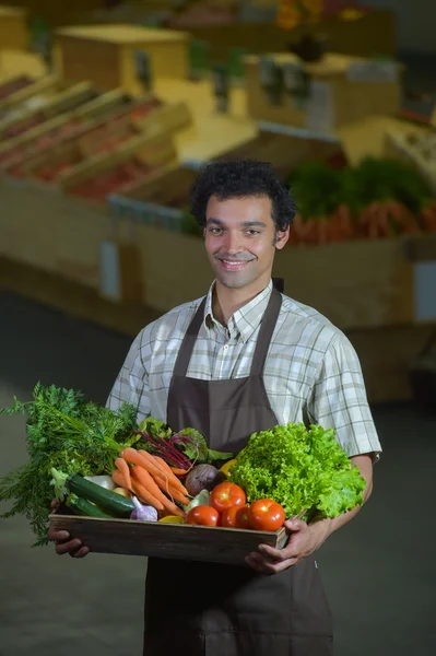 Portret van supermarkt klerk werken in supermarkt winkel — Stockfoto