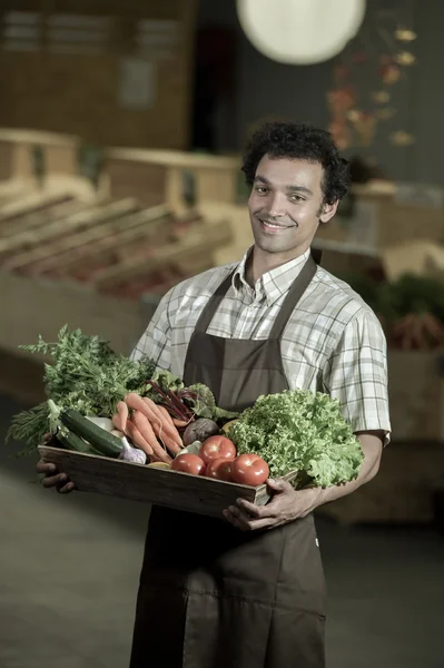 Süpermarket dükkanında çalışmaktan tezgahtar portresi