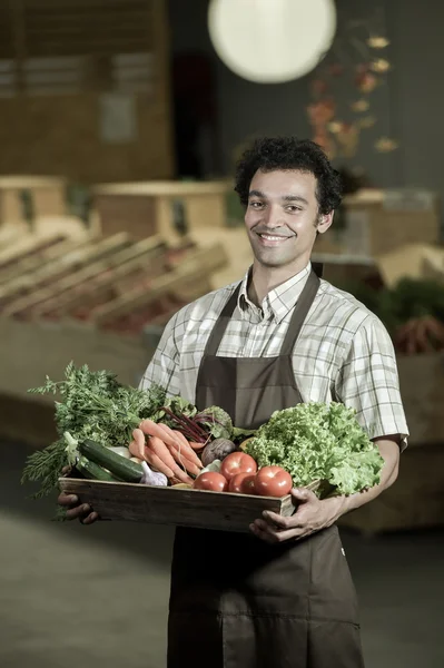 Süpermarket dükkanında çalışmaktan tezgahtar portresi