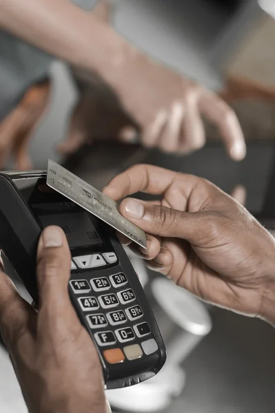 Оплата в торговле кредитной картой системы NFC . — стоковое фото