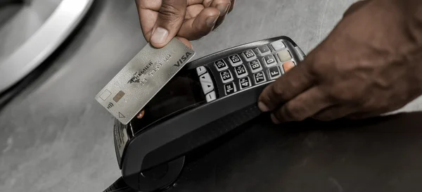 Оплата в торговле кредитной картой системы NFC . — стоковое фото