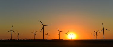 Windwheels ve kırsal Fransa'da görmüş güzel bir gün batımı