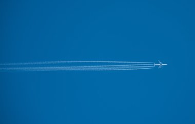 Mavi gökyüzünde bir jet uçağı yüksek doz