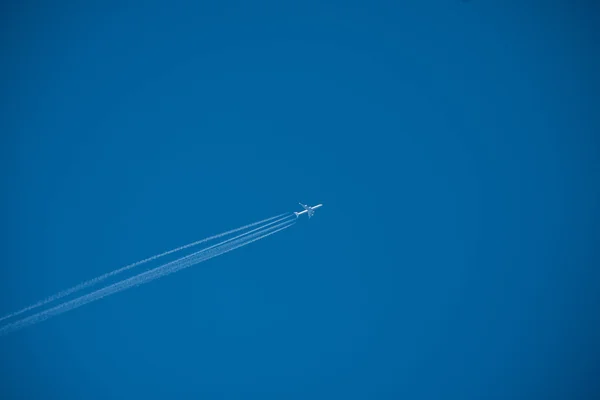 青い空に高いジェット機のショット — ストック写真