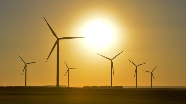 Windwheels ve kırsal Fransa'da görmüş güzel bir gün batımı