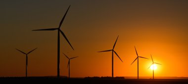 Windwheels ve kırsal Fransa'da görmüş güzel bir gün batımı