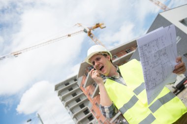 Telsiz ve bağırma kullanarak foreman inşaat sitesinde