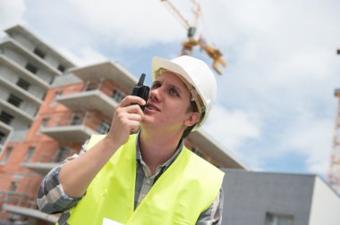 Telsiz ve bağırma kullanarak foreman inşaat sitesinde