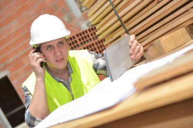 Telsiz ve dijital tablet şantiye kullanarak ustabaşı