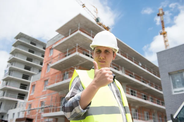 Gerente de construcción verificando proyecto de construcción en sitio —  Fotos de Stock