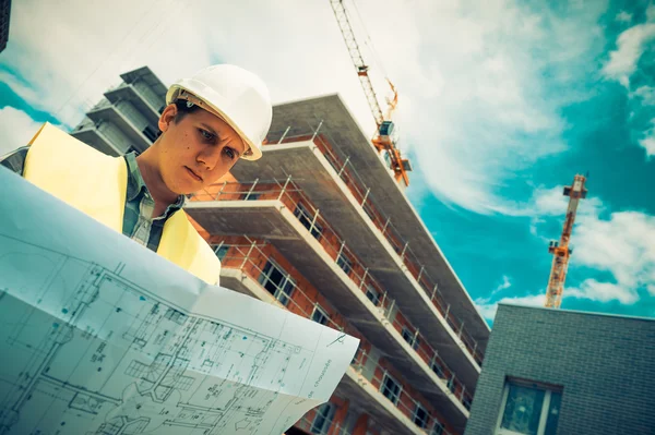 Gerente de construcción verificando proyecto de construcción en sitio —  Fotos de Stock