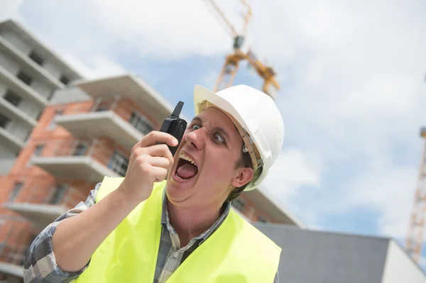 Caposquadra che usa walkie-talkie e urla in cantiere — Foto Stock