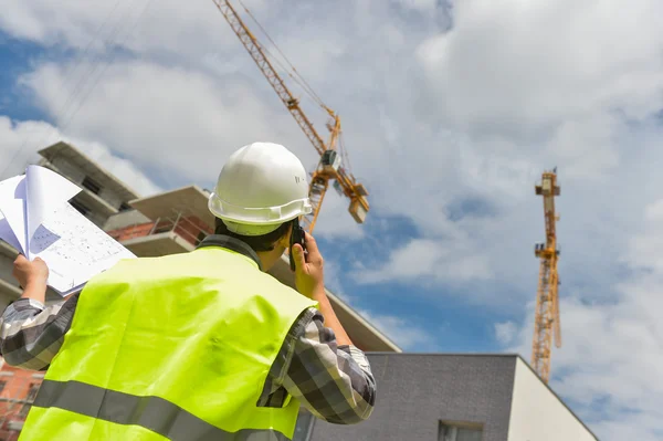 Foreman using walkie-talkie on construction site — Stock Photo, Image