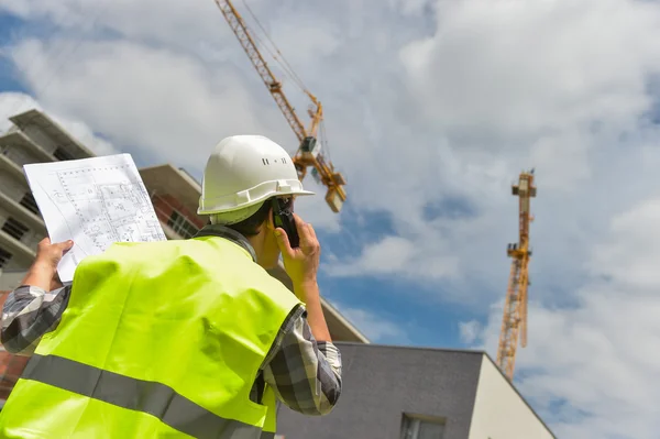 Foreman usando walkie-talkie en el sitio de construcción —  Fotos de Stock