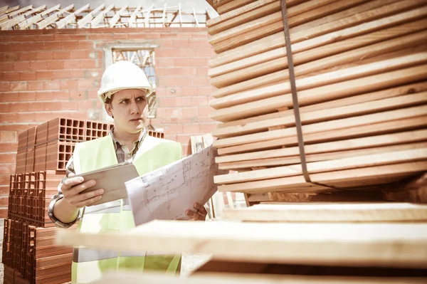 Εργοδηγός χρησιμοποιώντας ψηφιακό tablet σε εργοτάξιο — Φωτογραφία Αρχείου