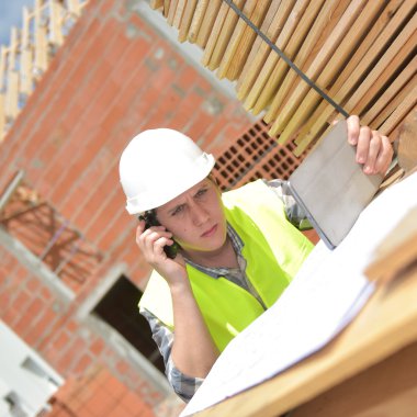 Telsiz ve dijital tablet şantiye kullanarak ustabaşı