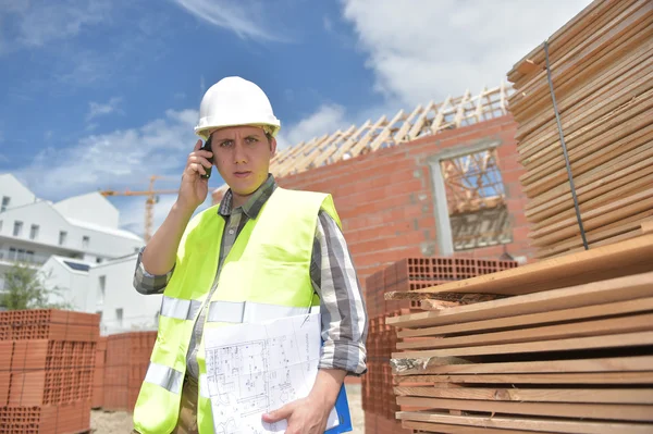 Foreman usando walkie-talkie en el sitio de construcción —  Fotos de Stock
