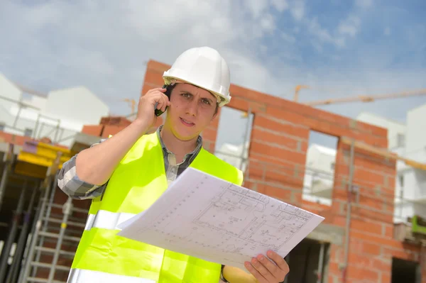 Будівельний менеджер перевірка проекту будівництва на місці — стокове фото