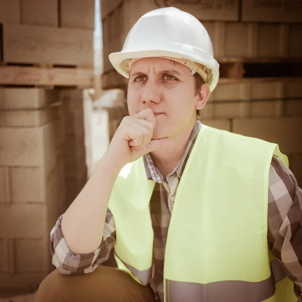 Підприємець на будівельному майданчику зосереджений і відображає — стокове фото