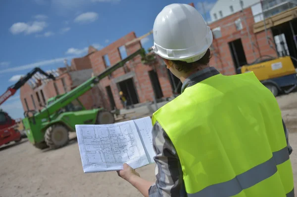 Foreman usando walkie-talkie en el sitio de construcción —  Fotos de Stock