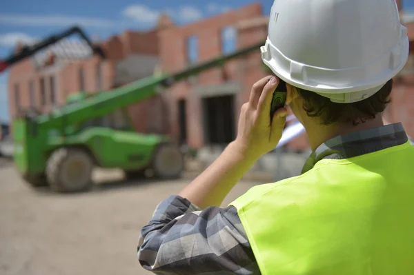 Foreman using walkie-talkie on construction site — Stock Photo, Image