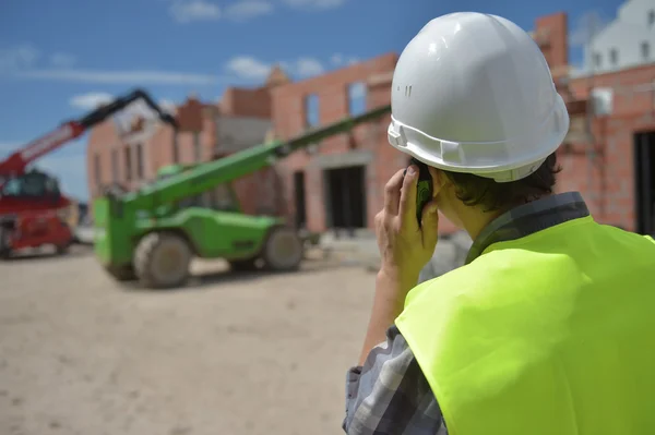 Foreman usando walkie-talkie en el sitio de construcción —  Fotos de Stock