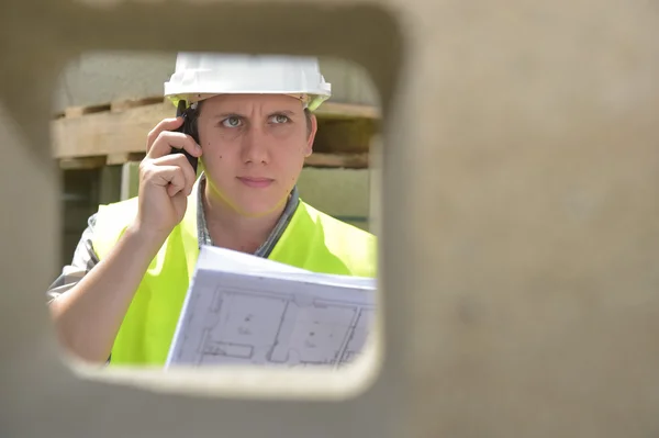 Foreman usando walkie-talkie en el sitio de construcción —  Fotos de Stock