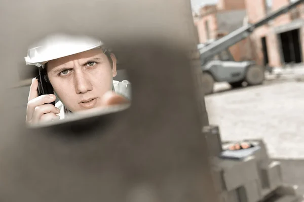 Foreman usando walkie-talkie en el sitio de construcción —  Fotos de Stock