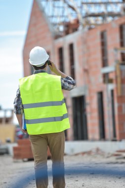 Foreman'ın telsiz şantiye kullanarak yürüyüş