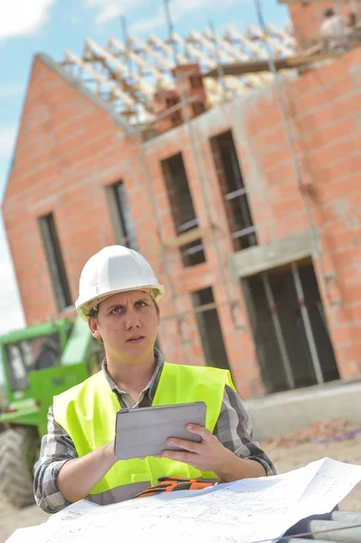 Foreman usando tableta digital en el sitio de construcción —  Fotos de Stock