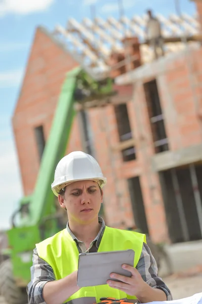 Foreman usando tableta digital en el sitio de construcción —  Fotos de Stock