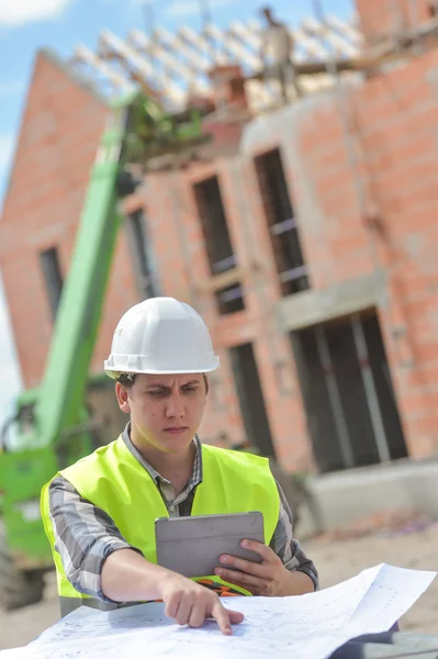 Εργοδηγός χρησιμοποιώντας ψηφιακό tablet σε εργοτάξιο — Φωτογραφία Αρχείου