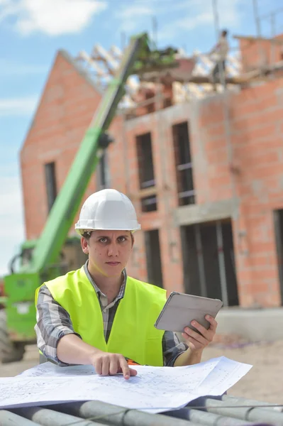 Εργοδηγός χρησιμοποιώντας ψηφιακό tablet σε εργοτάξιο — Φωτογραφία Αρχείου