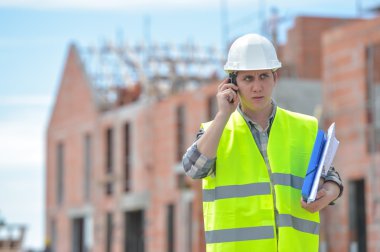 Foreman'ın telsiz şantiye kullanarak yürüyüş