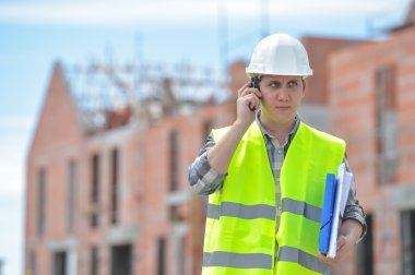 Foreman'ın telsiz şantiye kullanarak yürüyüş