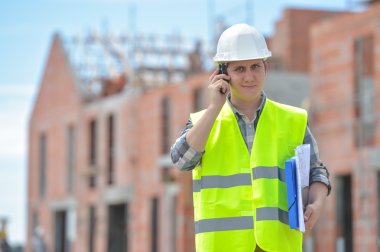 Foreman'ın telsiz şantiye kullanarak yürüyüş