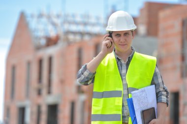 Foreman'ın telsiz şantiye kullanarak yürüyüş