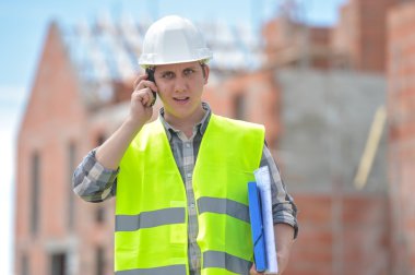 Foreman'ın telsiz şantiye kullanarak yürüyüş