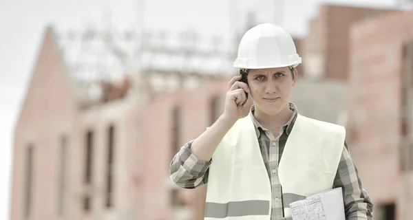 Foreman caminando usando walkie-talkie en el sitio de construcción —  Fotos de Stock