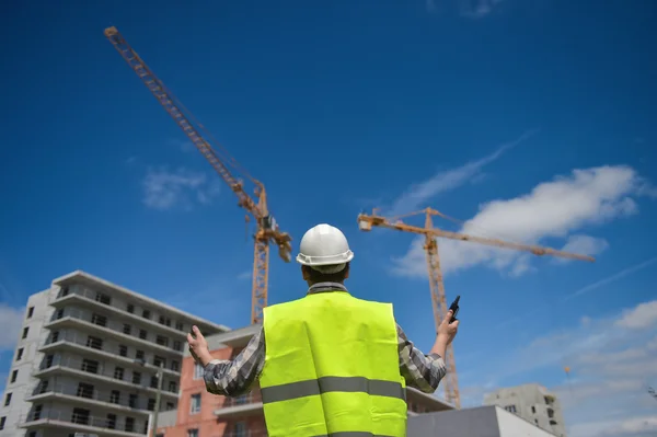 Foreman usando walkie-talkie en el sitio de construcción —  Fotos de Stock