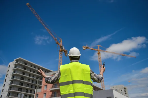 Εργοδηγός χρησιμοποιώντας walkie-talkie σε εργοτάξιο — Φωτογραφία Αρχείου