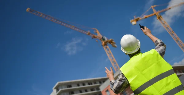 Foreman usando walkie-talkie en el sitio de construcción —  Fotos de Stock