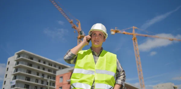 Εργοδηγός χρησιμοποιώντας walkie-talkie σε εργοτάξιο — Φωτογραφία Αρχείου
