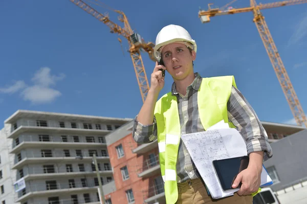 Contremaître utilisant talkie-walkie sur le chantier — Photo